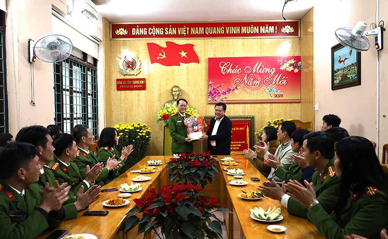Bí thư Thành ủy Đồng Hới Trần Phong thăm, tặng quà động viên đơn vị trực làm nhiệm vụ trong những ngày Tết.