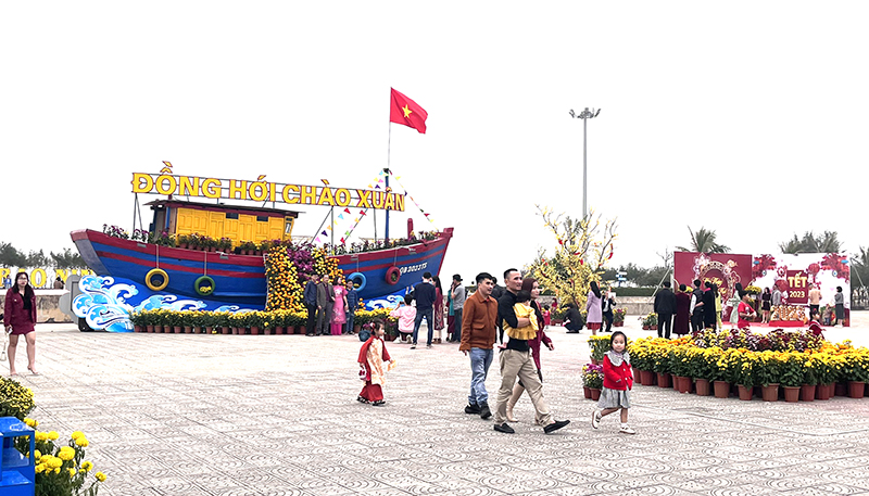 P. Đồng Hới với nhiều điểm được trang trí nghệ thuật, đón nhiều gia đình, các bạn trẻ đến vui chơi, chụp ảnh lưu niệm. 