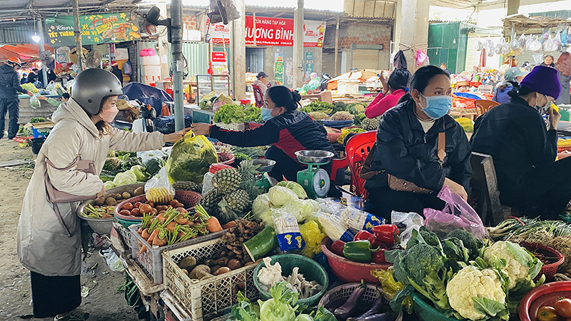 Đến sáng ngày mồng 5 Tết, nhiều chợ trên địa bàn tỉnh đã hoạt động trở lại, đáp ứng tốt nhu cầu mua sắm của người dân.