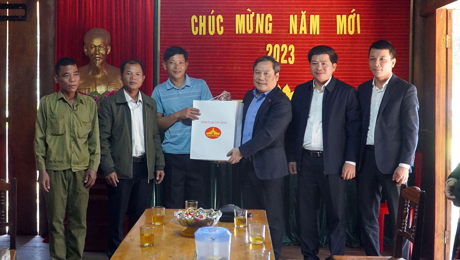 Đồng chí Bí thư Tỉnh ủy Vũ Đại Thắng tặng quà cho bà con bản Cà Xen
