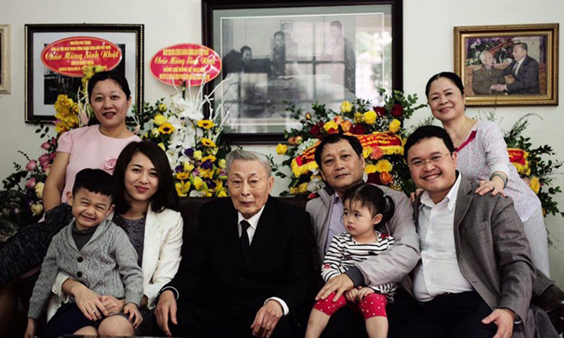 Trung tướng Đồng Sỹ Nguyên cùng con cháu. (Ảnh do anh Nguyễn Sỹ Hưng, con trai cả của bác Nguyên cung cấp).