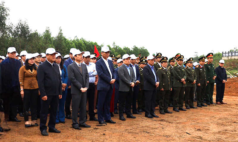 Các đại biểu tham gia lễ phát động “Tết trồng cây đời đời nhớ ơn Bác Hồ”.