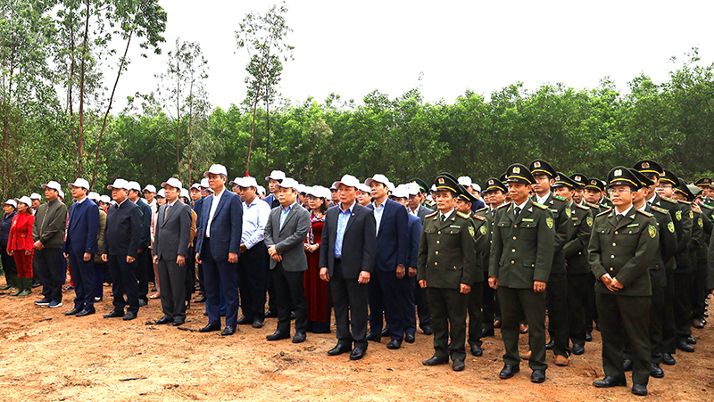 Các đại biểu tham gia lễ phát động “Tết trồng cây đời đời nhớ ơn Bác Hồ”.