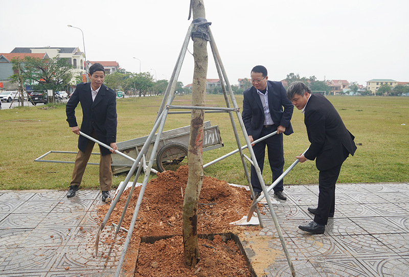 Các đồng chí lãnh đạo huyện Bố Trạch tham gia trồng cây xanh đầu xuân Quý Mão 2023.