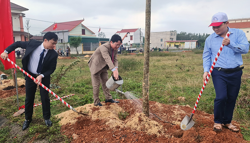 phấn đấu năm 2023 trồng mới trên 900 ha, giữ tỷ lệ che phủ rừng đạt 71%. 