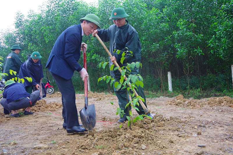 Lãnh đạo huyện Tuyên Hóa trồng cây sau buổi lễ phát động.