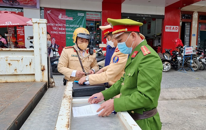 Dịp nghỉ Tết Nguyên đán 2023, lực lượng chức năng đã xử lý, tạm giữ 100 phương tiện vi phạm trật tự an toàn giao thông. 