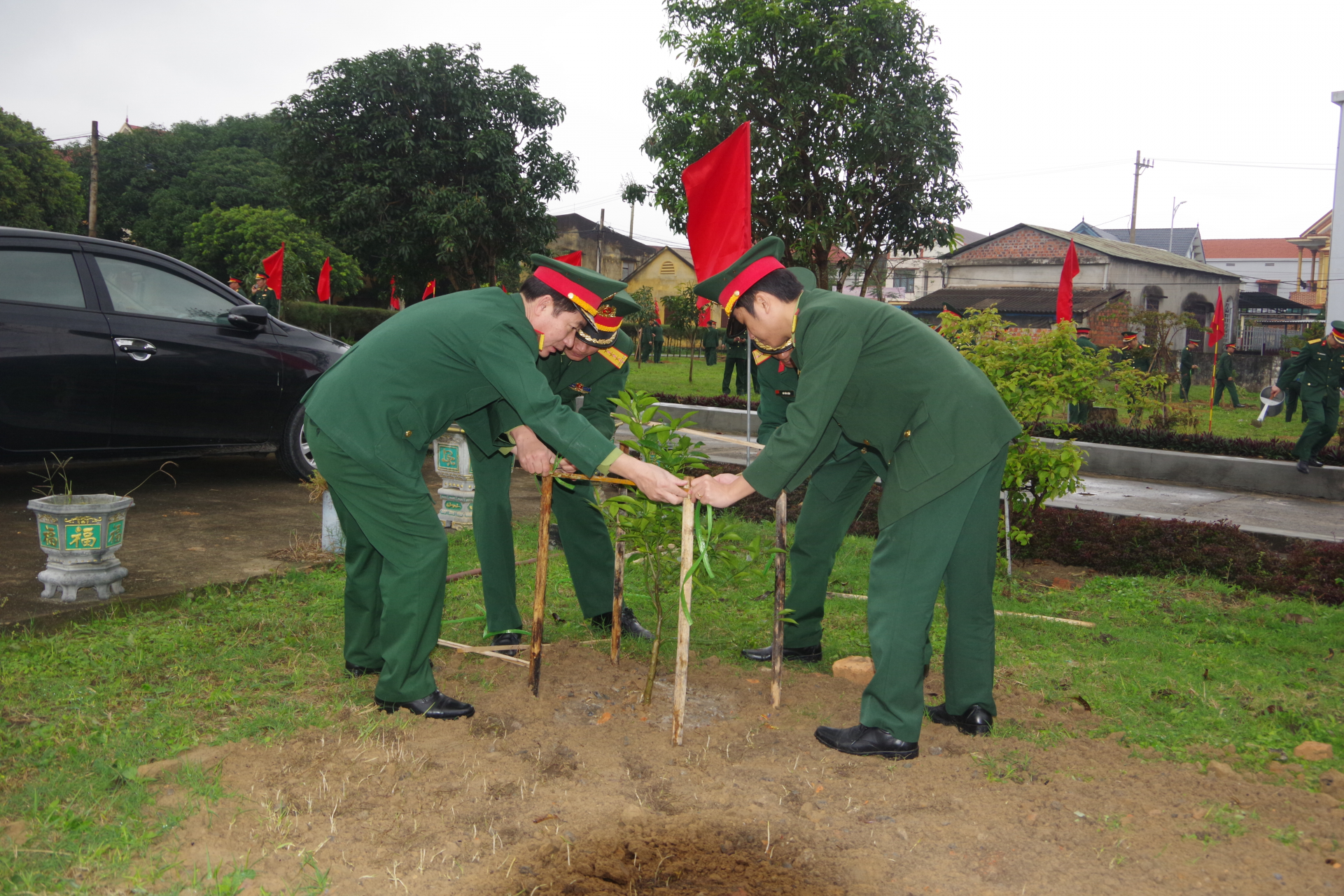 cán bộ, chiến sỹ lực lượng vũ trang tỉnh đã tiến hành trồng