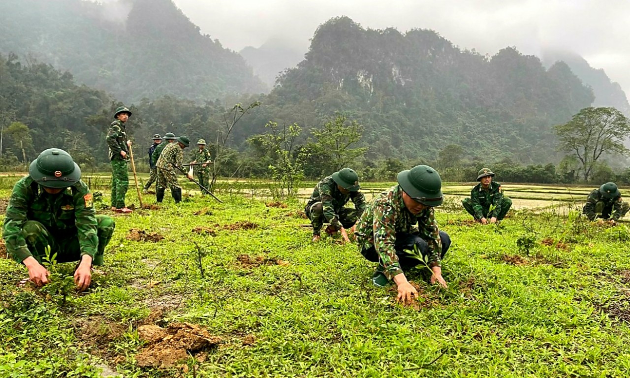 Cán bộ, chiến sĩ Đồn Biên phòng Cà Xèng, BĐBP tỉnh hăng say trồng cây trên địa bàn đóng quân.