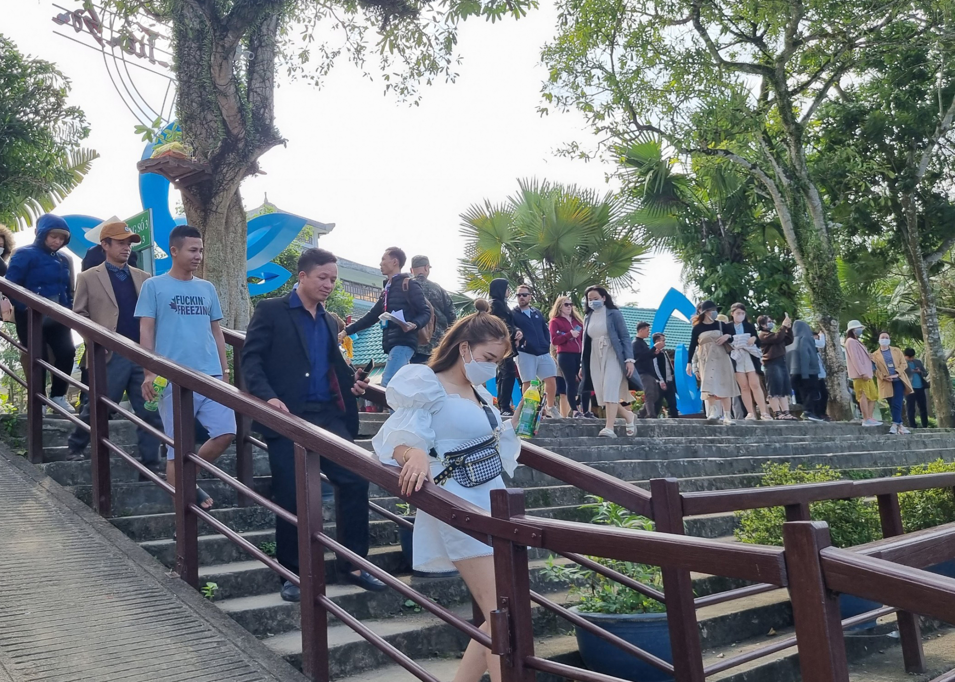 Khách du lịch tham quan động Phong Nha.
