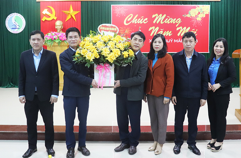 Đại diện lãnh đạo LĐLĐ tỉnh tặng hoa chúc mừng năm mới Công ty CP Môi trường và Phát triển đô thị.