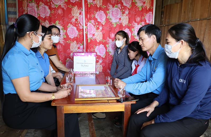 Đại diện lãnh đạo LĐLĐ tỉnh và LĐLĐ huyện Tuyên Hóa thăm hỏi, động viên trường hợp trẻ mồ côi, có hoàn cảnh khó khăn tại xã Kim Hóa.  