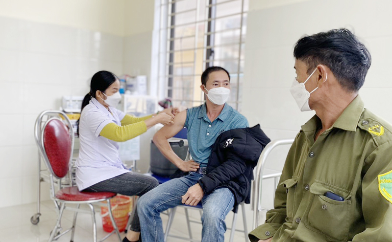 Cán bộ y tế huyện Bố Trạch thực hiện những mũi tiêm vắc xin phòng Covid-19 đầu tiên sau kỳ nghỉ Tết cổ truyền cho người dân. 