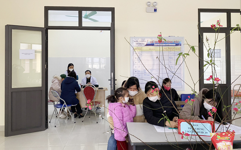 Sau kỳ nghỉ Tết Nguyên đán đông đảo người dân đã tích cực tham gia tiêm các mũi vắc xin phòng Covid-19 để bảo vệ bản thân và gia đình trước các biến thể mới của Omicron đang diễn biến khó lường.
