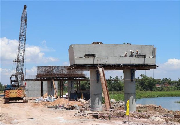 Thi công tuyến đường biển Dung Quất-Sa Huỳnh. (Ảnh: Phạm Cường/TTXVN)