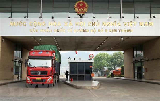 Hoạt động xuất nhập khẩu tại Cửa khẩu quốc tế đường bộ số II Kim Thành. (Ảnh: Quốc Khánh/TTXVN)