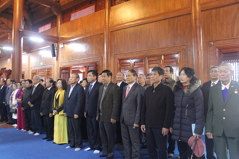 Hội Tình nghĩa cán bộ hưu trí UBND tỉnh dâng hoa, dâng hương tại Đền thờ Bác Hồ và các anh hùng liệt sỹ.