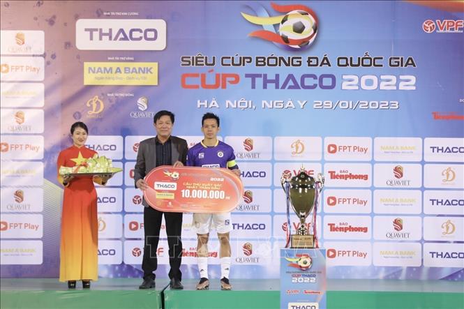 Ban tổ chức trao giải cầu thủ xuất sắc nhất trận đấu cho cầu thủ Văn Quyết (Hà Nội). Ảnh: Minh Quyết/TTXVN