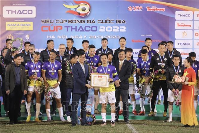 Ban tổ chức trao Bằng khen của Trung ương Đoàn TNCS Hồ Chí Minh cho CLB Hà Nội. Ảnh: Minh Quyết/TTXVN