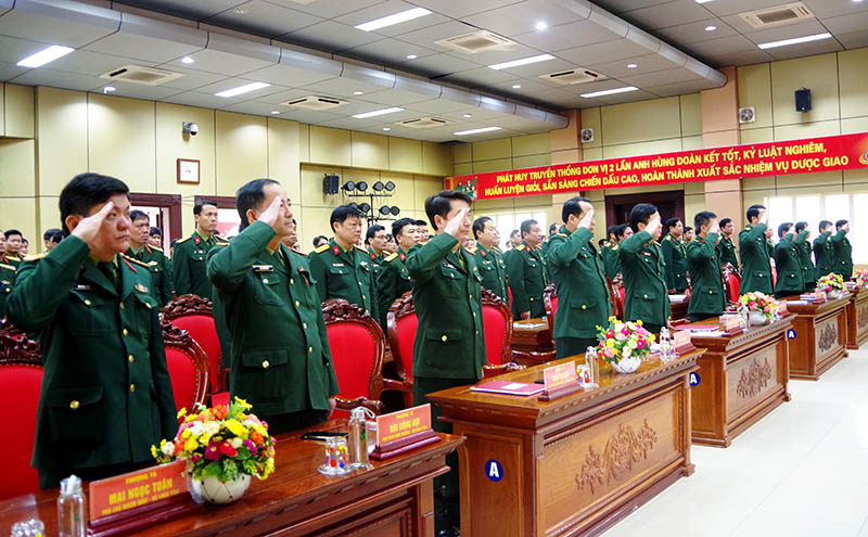 Các đại biểu dự lễ phát động thực hiện nghi lễ chào cờ.