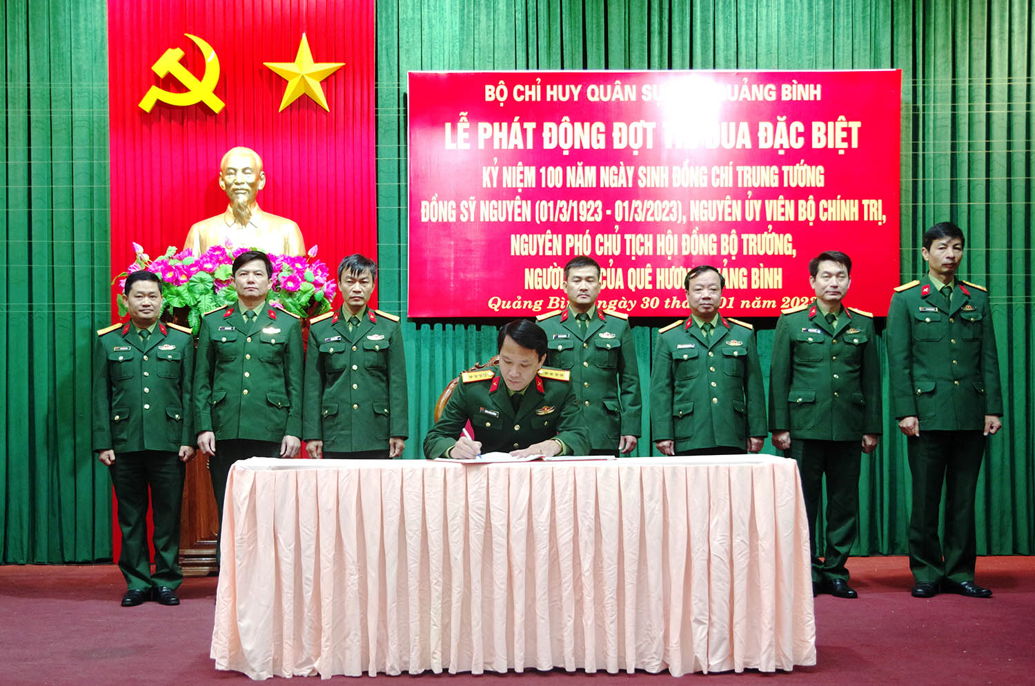 Đại tá Đoàn Sinh Hòa, Ủy viên Ban Thường vụ Tỉnh ủy, Chỉ huy trưởng và đại tá Đinh Xuân Hướng, Chính ủy Bộ CHQS tỉnh chứng kiến giao ước thi đua