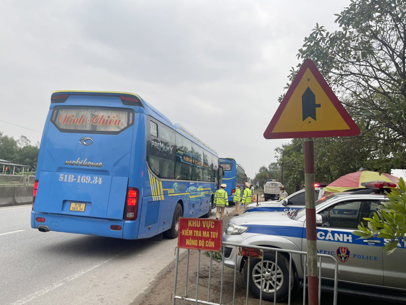 Lực lượng CSGT (Công an tỉnh) kiểm tra ô tô vận tải hành khách.