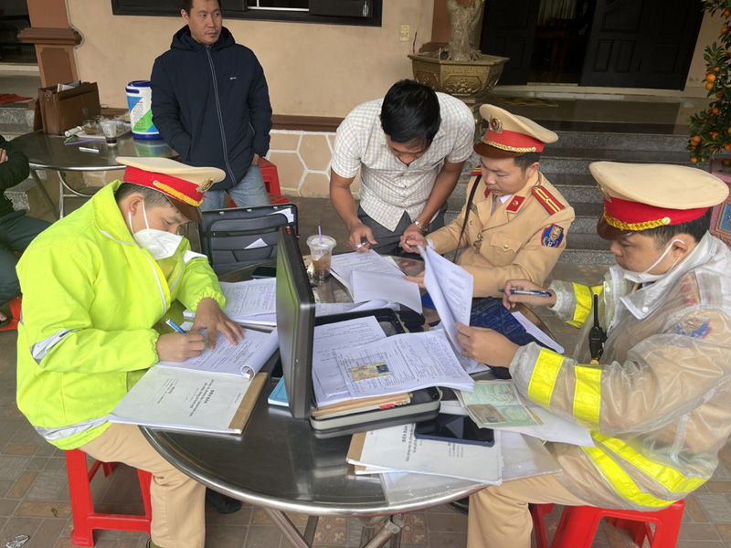 Lực lượng CSGT (Công an tỉnh) xử lý trường hợp vi phạm.