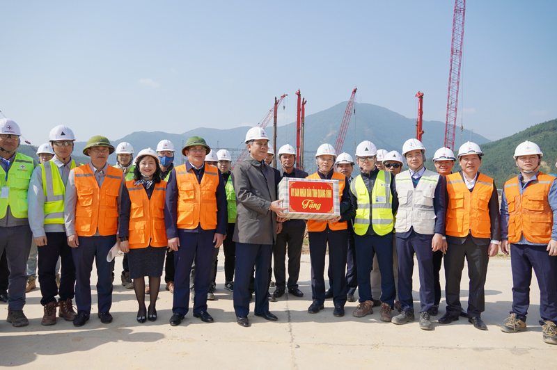 Đồng chí Chủ tịch UBND tỉnh Trần Thắng tặng quà, động viên các đơn vị thực hiện các dự án tại Trung tâm Điện lực Quảng Trạch.