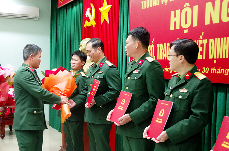 Trao quyết định và tặng hoa chúc mừng các đồng chí được bổ nhiệm