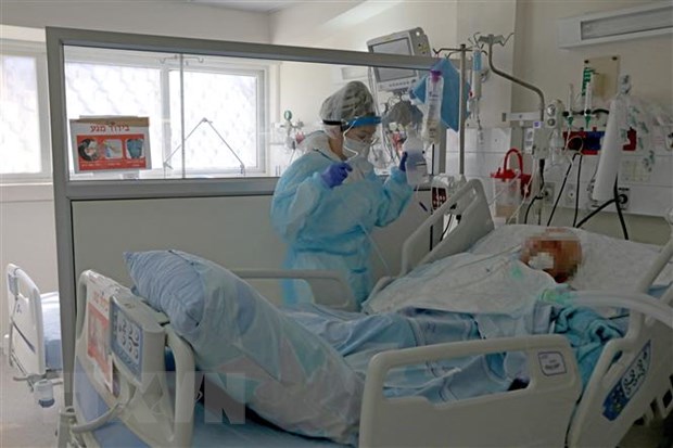 Nhân viên y tế điều trị cho bệnh nhân COVID-19 tại trung tâm y tế thành phố Ashkelon, Israel ngày 22/2/2022. (Ảnh: AFP/TTXVN)