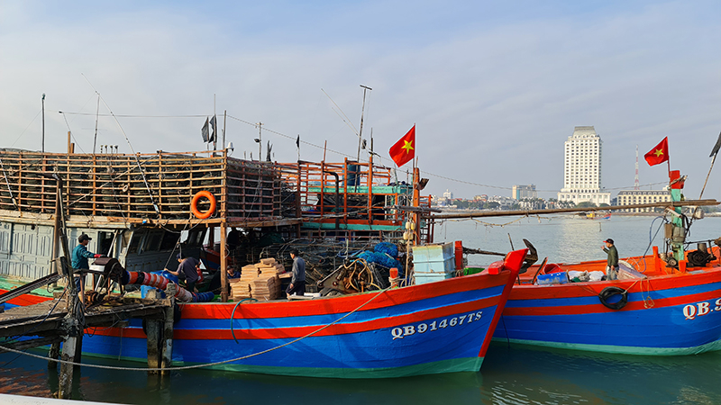 Ngư dân chuẩn bị ngư luới cụ sẵn sàng 