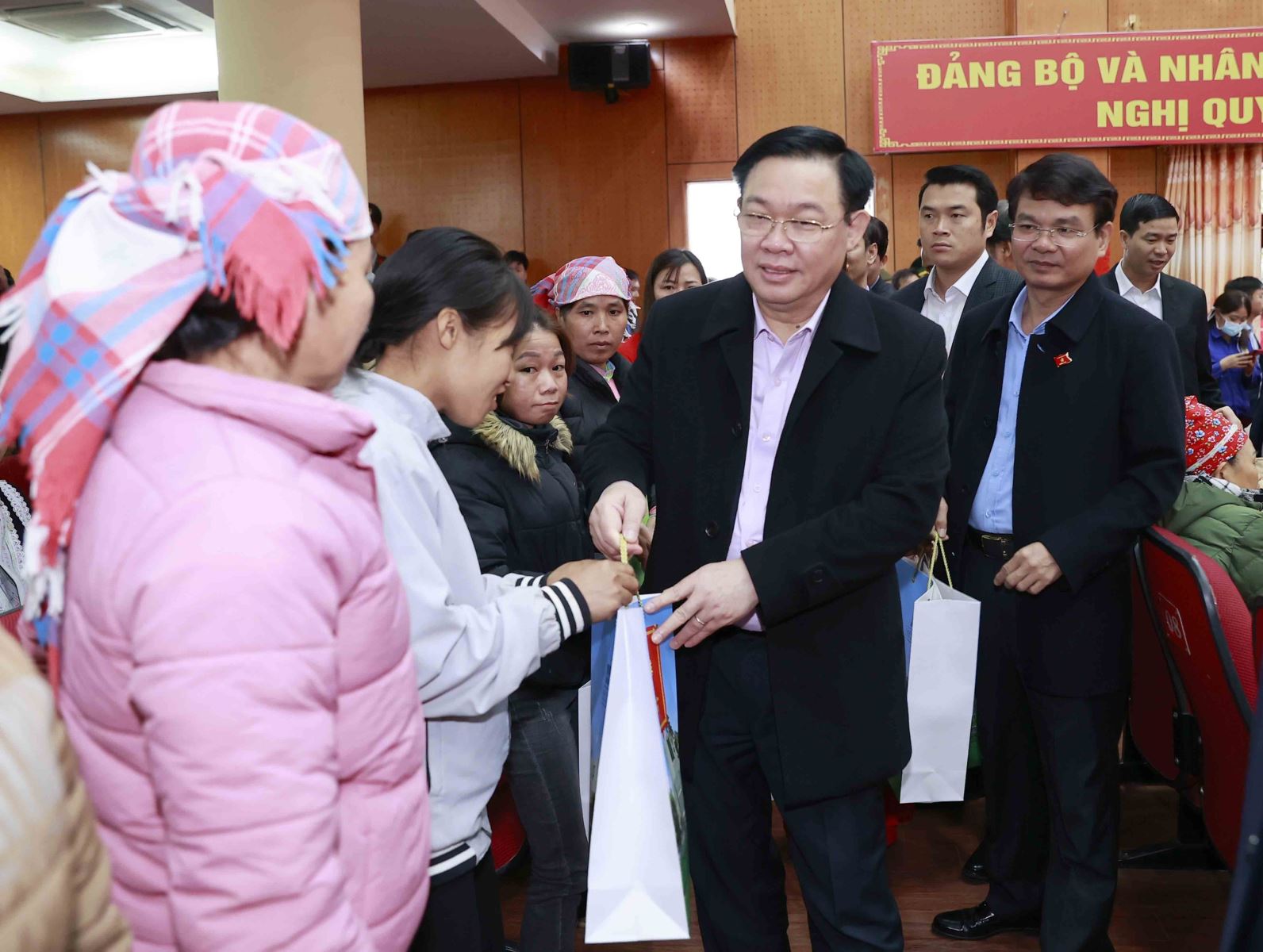 Chủ tịch Quốc hội Vương Đình Huệ tặng quà Tết gia đình chính sách, hộ nghèo, đồng bào dân tộc thiểu số, công nhân, người lao động có hoàn cảnh khó khăn huyện Bát Xát, tỉnh Lào Cai. Ảnh: Doãn Tấn/TTXVN.
