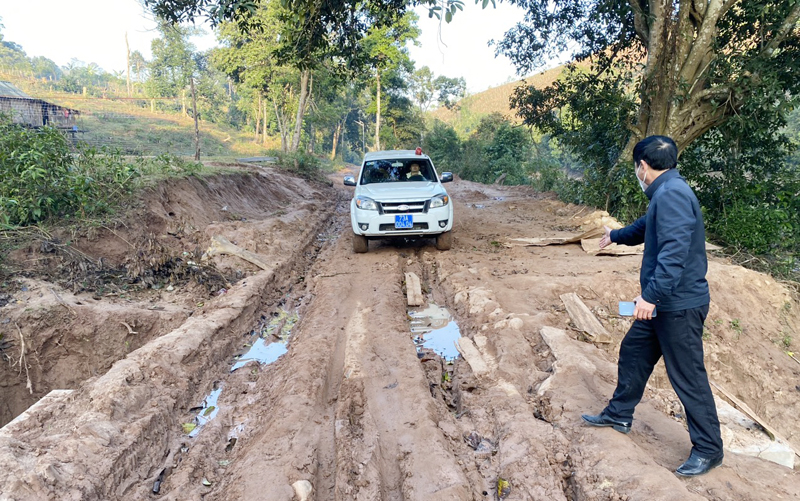 Gian nan vận chuyển vắc xin vào bản Cờ Đỏ.