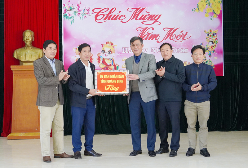Đồng chí Chủ tịch UBND tỉnh Trần Thắng tặng quà cho Vườn Quốc gia Phong Nha-Kẻ Bàng.
