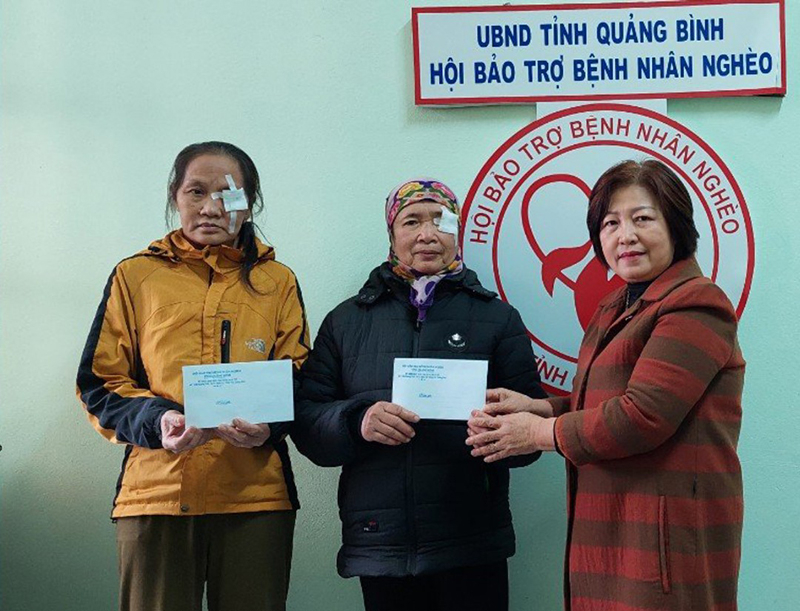 Đại diện Hội Bảo trợ bệnh nhân nghèo tỉnh trao tiền hỗ trợ cho các bệnh nhân phẫu thuật mắt