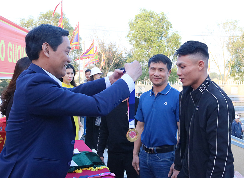 Lãnh đạo TX. Ba Đồn trao huy vàng cho các đô vật.