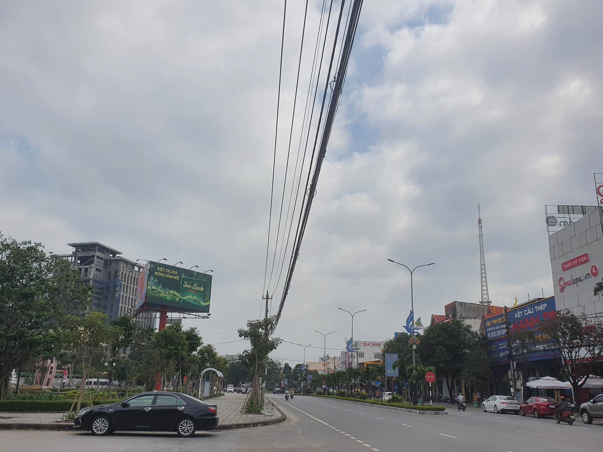 Một số tuyến cáp thông tin tại các trục đường chính ở các khu đô thị đã được làm gọn.