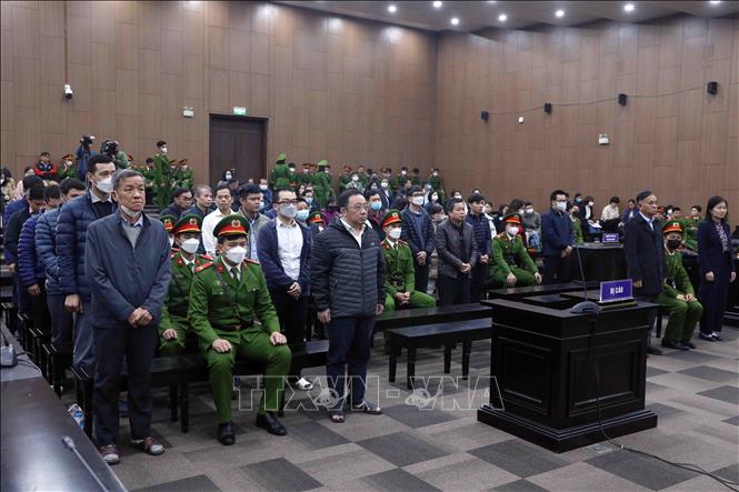 Các bị cáo nghe chủ tọa tuyên án tại phiên tòa ngày 16/1/2023. Ảnh: Phạm Kiên/TTXVN