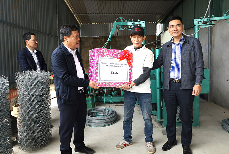 Đồng chí Bí thư Thành ủy Đồng Hới Trần Phong tặng quà động viên Nhà phân phối Hùng Thương nhân dịp đầu xuân mới 2023.