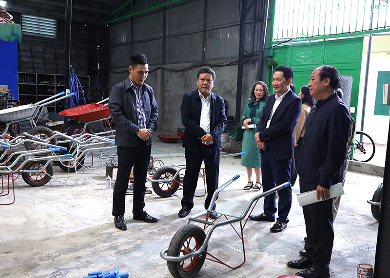 Đoàn công tác kiểm tra sản xuất tại Nhà phân phối Hùng Thương.