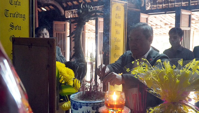 Đồng chí Bí thư Tỉnh ủy tưởng niệm Đại tướng Võ Nguyên Giáp