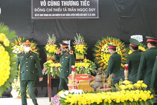 Các đoàn đến viếng, chia buồn cùng gia đình Thiếu tá Trần Ngọc Duy. (Ảnh: Tuấn Anh/TTXVN)