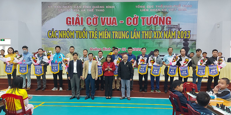 Ban tổ chức tặng cờ lưu niệm cho các đoàn tham gia giải