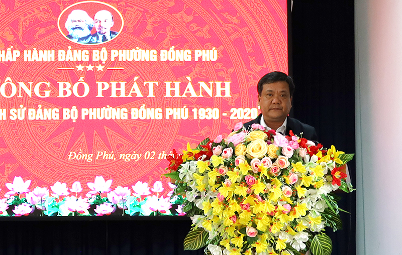 Đồng chí Bí thư Thành ủy Đồng Hới Trần Phong ghi nhận, đánh giá cao tinh thần trách nhiệm của BCH Đảng bộ phường Đồng Phú trong việc hoàn thành tập sách Lịch sử Đảng bộ phường Đồng Phú 1930-2020.