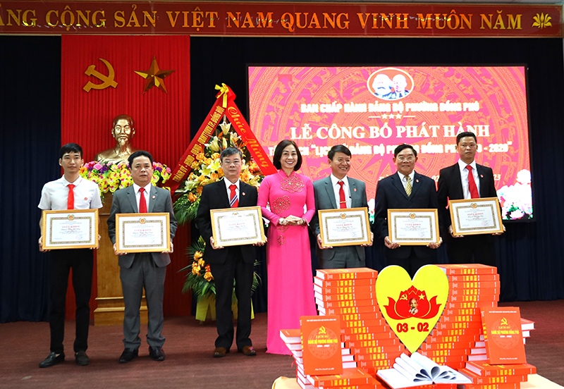 Lãnh đạo phường Đồng Phú khen thưởng những cá nhân có nhiều đóng góp trong quá trình biên soạn tập Lịch sử Đảng bộ phường Đồng Phú 1930-2020.