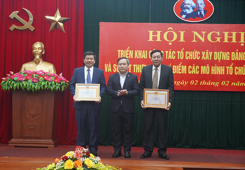 Đồng chí Bí thư Tỉnh ủy Vũ Đại Thắng tặng bằng khen của Ban Tổ chức Trung ương cho tập thể, cá nhân đạt thành tích xuất sắc trong công tác tổ chức xây dựng Đảng năm 2022.
