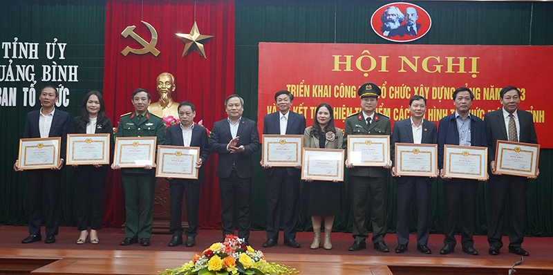 Đồng chí Bí thư Tỉnh ủy Vũ Đại Thắng tặng bằng khen cho các tập thể đạt thành tích xuất sắc trong công tác tổ chức xây dựng Đảng năm 2022.