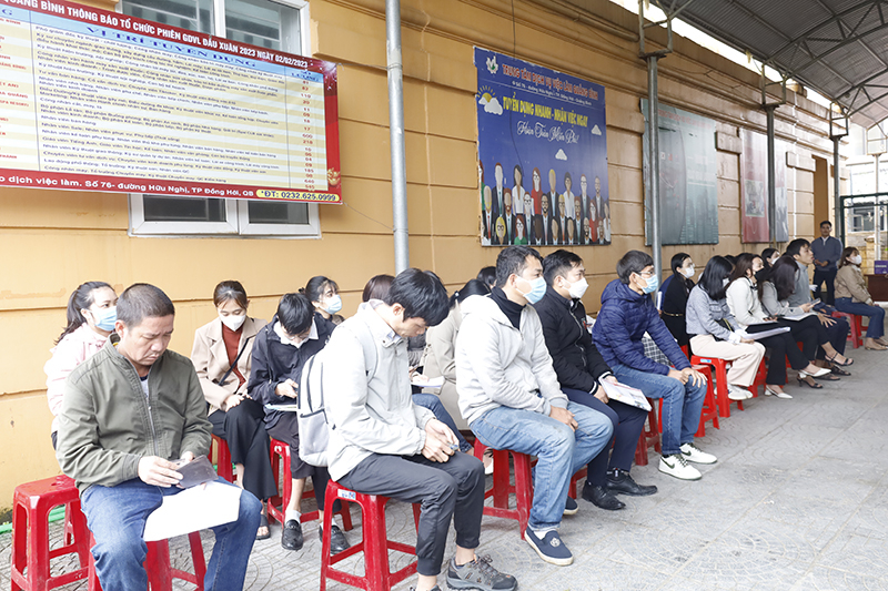 Tham gia phiên giao dịch việc làm, người lao động mong muốn tìm kiếm được việc làm phù hợp.