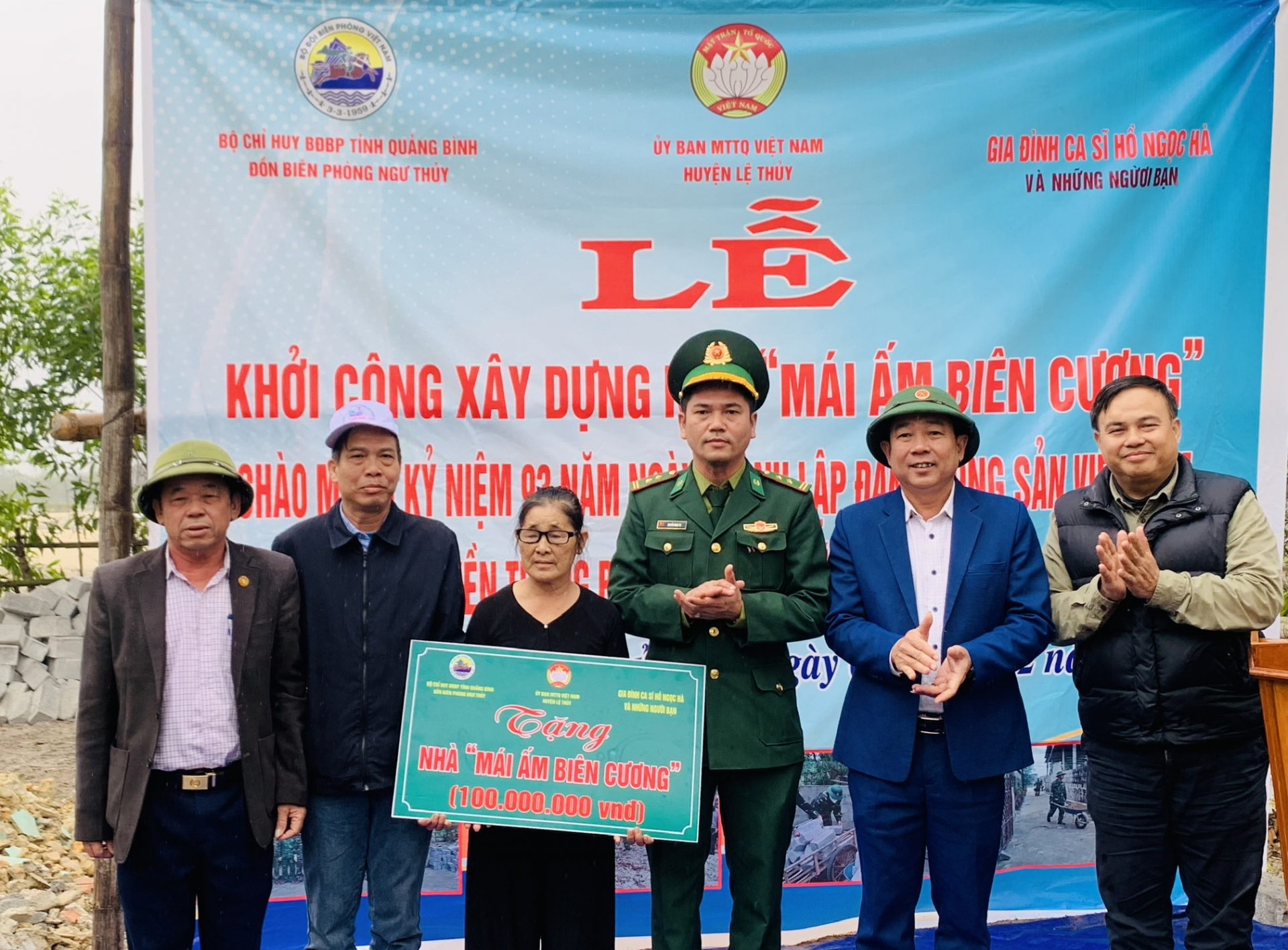 Đồn Biên phòng Ngư Thủy và các đơn vị liên quan trao kinh phí hộ trợ xây dựng nhà “Mái ấm biên cương” cho bà Võ Thị Đa.
