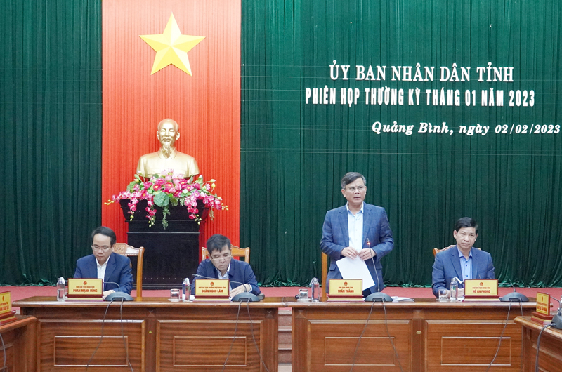 Đồng chí Chủ tịch UBND tỉnh Trần Thắng phát biểu tại phiên họp.